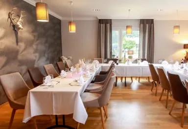 Gedeckter Clubraum im Gasthaus DUDA