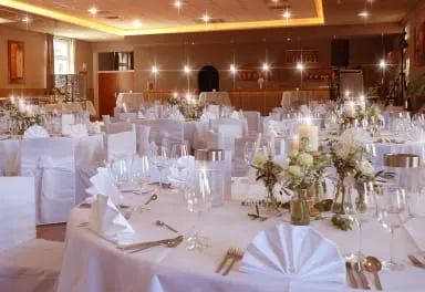 Festlich gedeckter Saal im Gasthaus DUDA