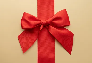 Geschenk mit roter Schleife für Geschenkgutscheine