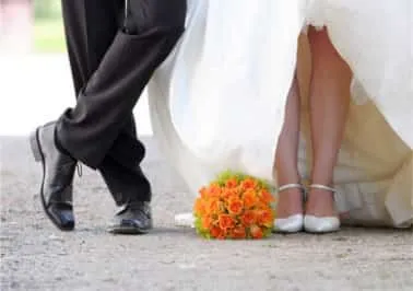 Brautpaar mit Brautstrauß bei einer Hochzeit