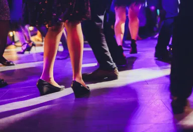 Gäste tanzen bei einer festlichen Party
