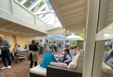 Gäste in der Sommerlounge des Gasthauses DUDA